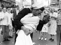 Legendary Life V-J Day 'Kiss'. Sailor Dies 95.