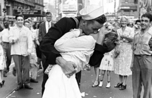 Legendary Life V-J Day 'Kiss'. Sailor Dies 95.